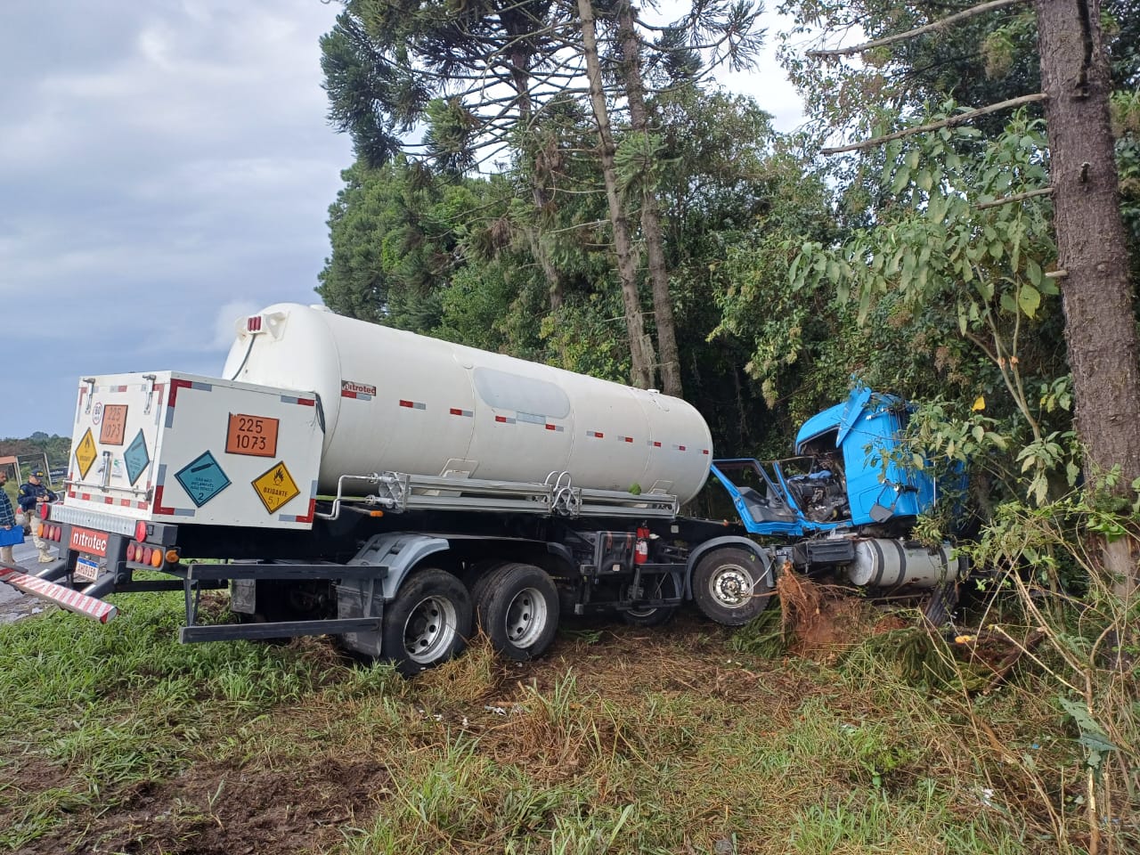 Caminhão que transportava oxigênio colidido no meio de árvores após acidente na BR-376