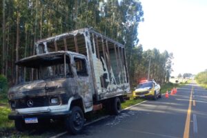 caminhão incendiado