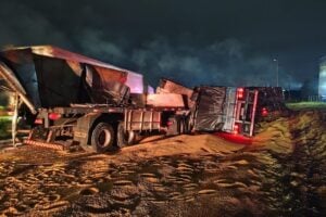 Veículo que tombou e derramou soja na BR-376
