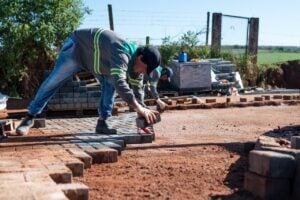 Estrada do Alagados recebe pavers, um por um