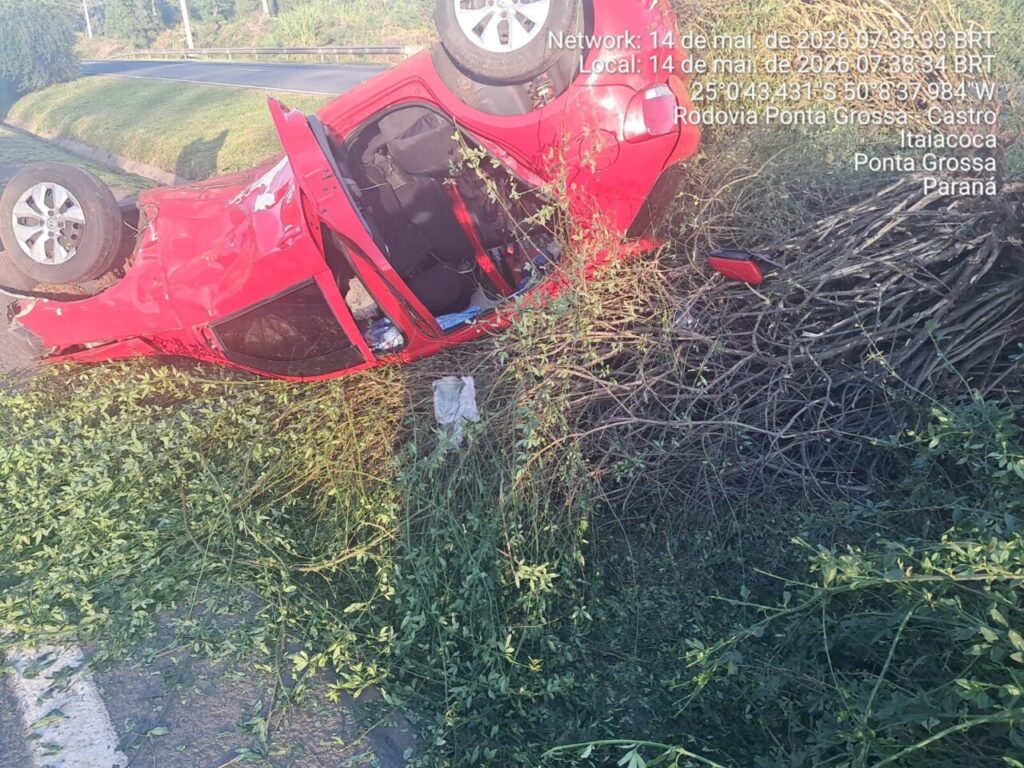 Carro capota na PR-151
