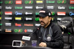 Luizinho Lopes, técnico do Operário