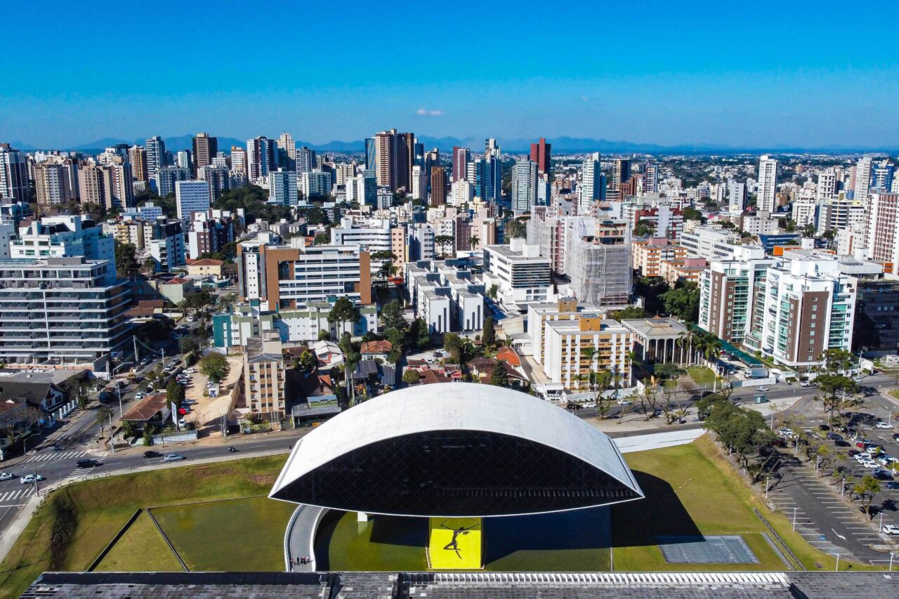 Turistas estrangeiros visitam curitiba