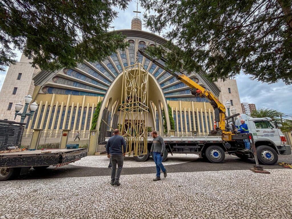 instalação da imagem da Mãe da Divina Graça na Catedral