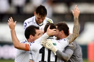 jogadores comemoram com boschilia