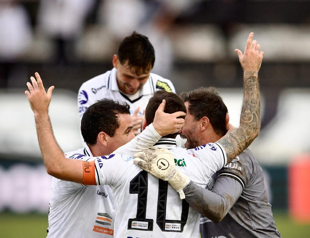 jogadores comemoram com boschilia