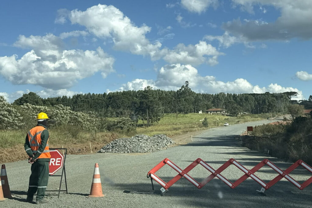 Operário observa área interditada para obras de pavimentação