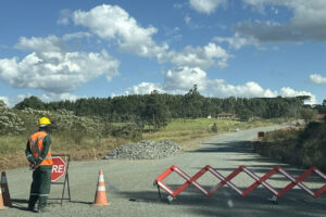 Operário observa área interditada para obras de pavimentação