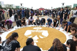 Pessoas confeccionando um tapete para o Corpus Christ
