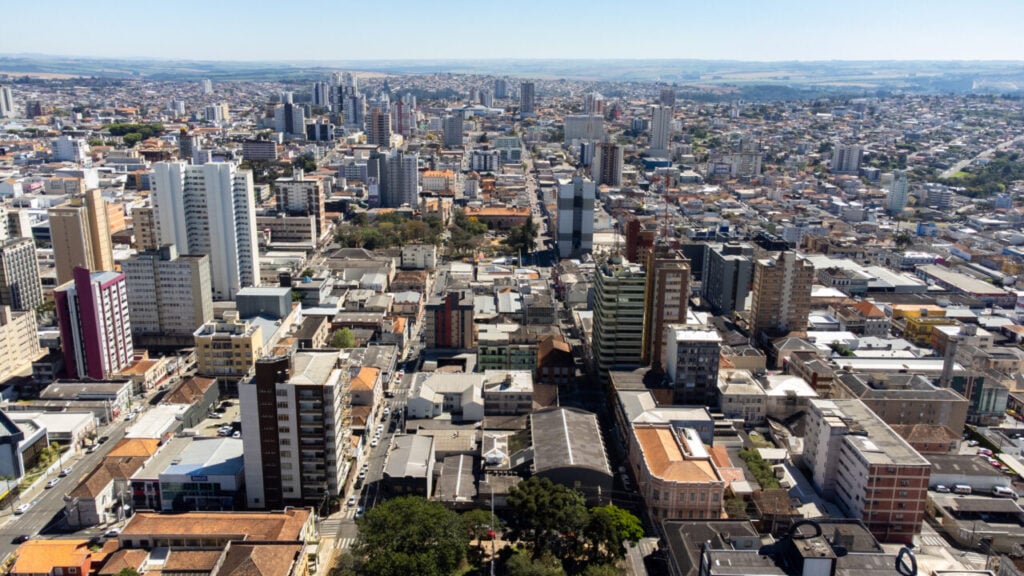 Vista aérea com prédios em Ponta Grossa