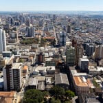Vista aérea com prédios em Ponta Grossa