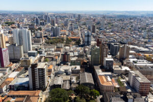 Vista aérea com prédios em Ponta Grossa