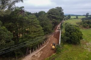 Máquina realizando obras na estrada