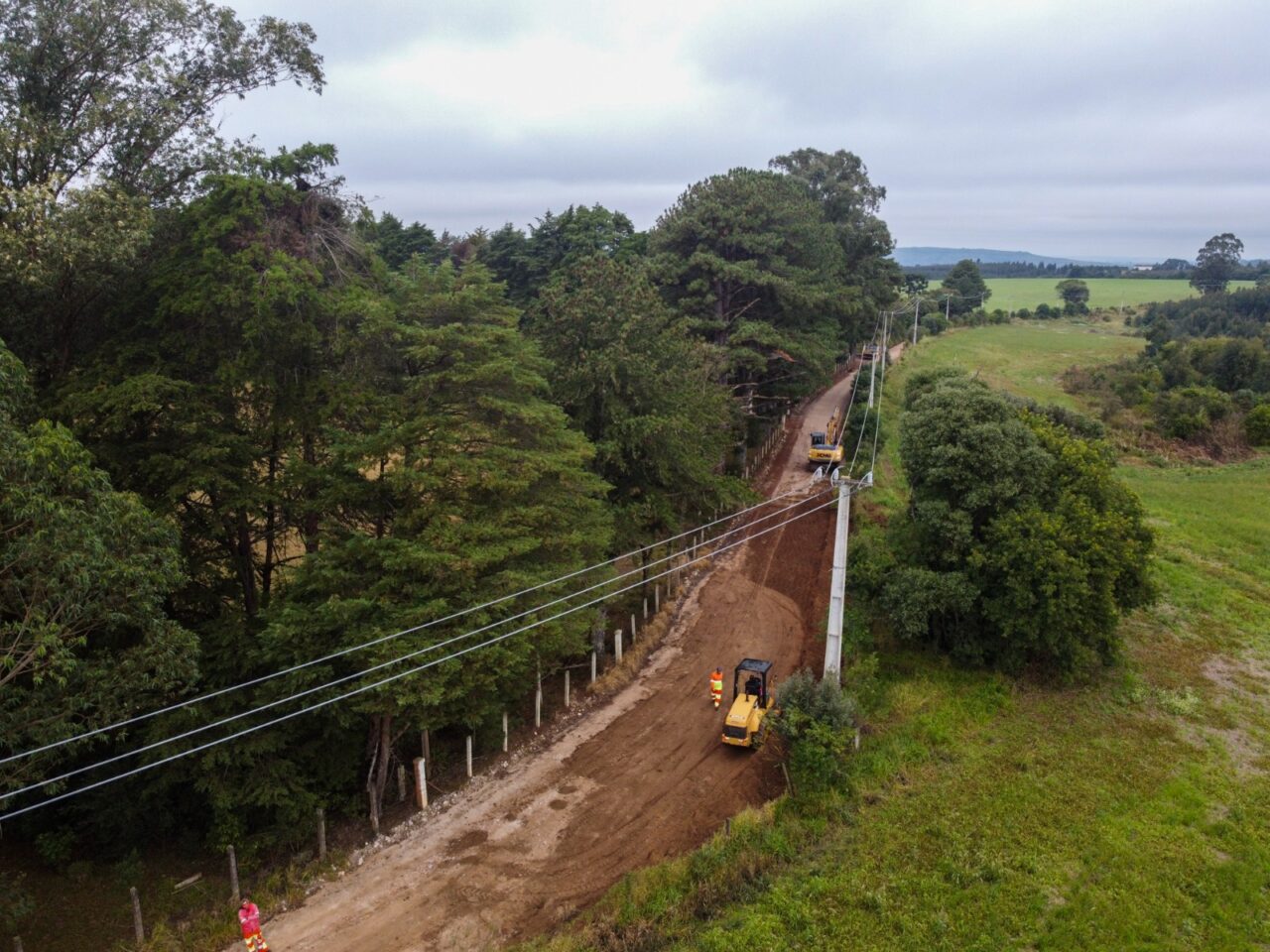 Máquina realizando obras na estrada