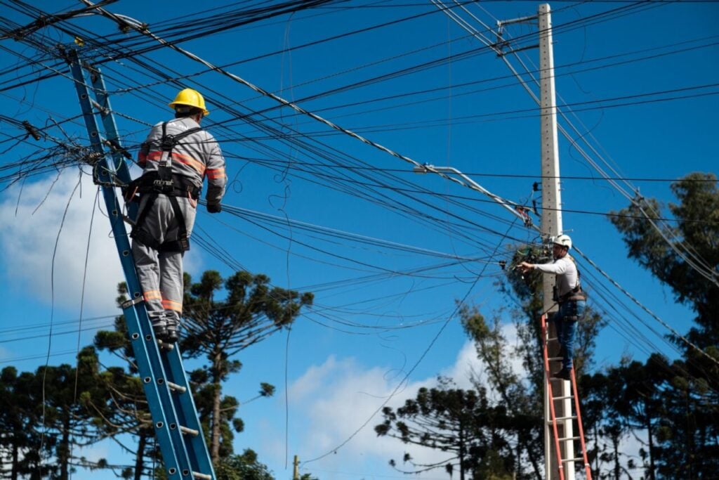 Operadores retirando fios elétricos