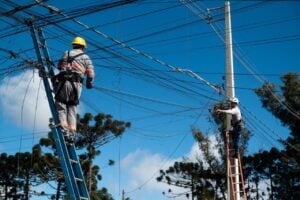 Operadores retirando fios elétricos
