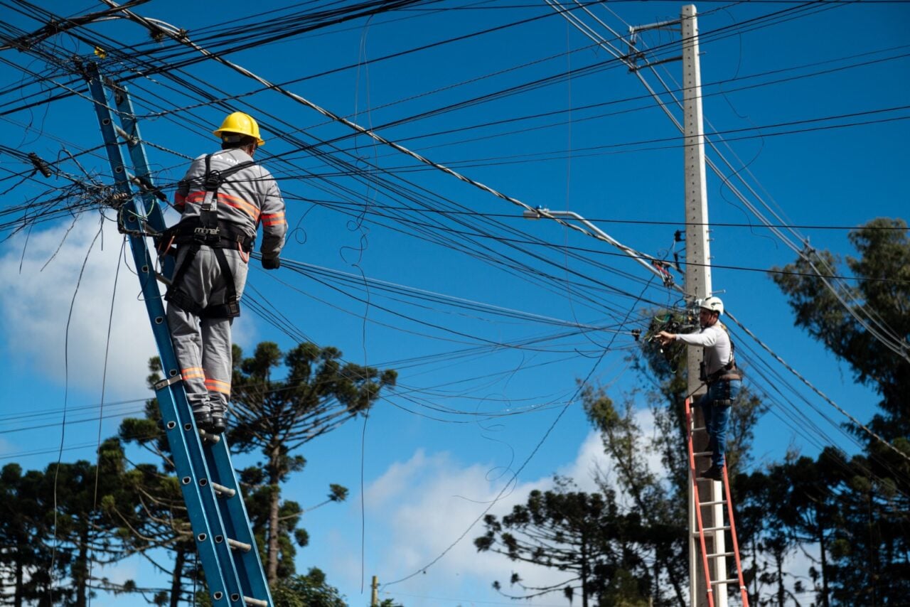 Operadores retirando fios elétricos