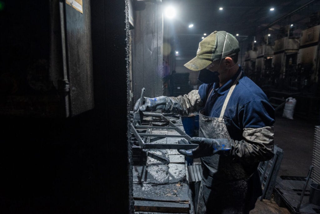 Linha de produção da Rickly Borrachas, empresa de produção de telas de borracha para indústria de mineração, no Distrito Industrial de Ponta Grossa