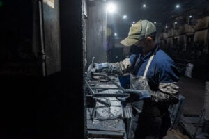 Linha de produção da Rickly Borrachas, empresa de produção de telas de borracha para indústria de mineração, no Distrito Industrial de Ponta Grossa