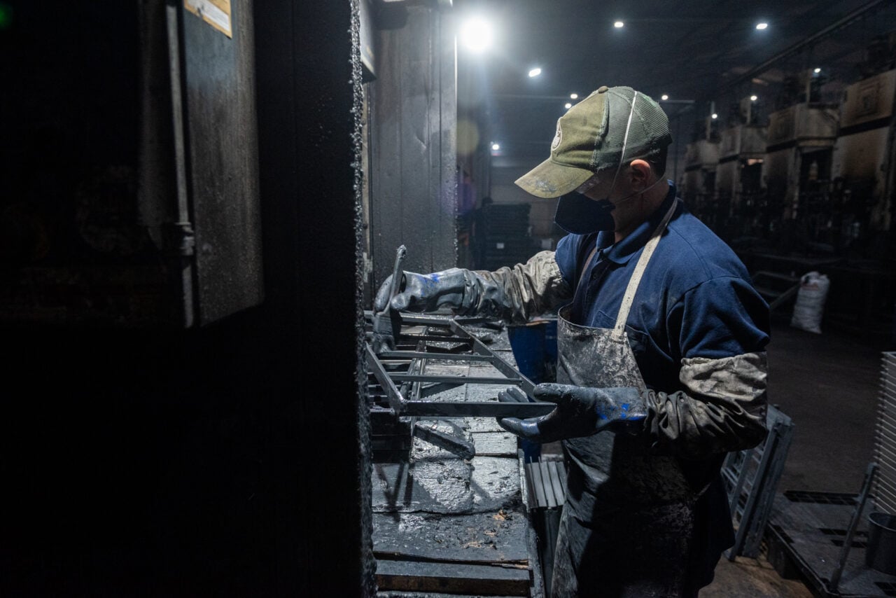 Linha de produção da Rickly Borrachas, empresa de produção de telas de borracha para indústria de mineração, no Distrito Industrial de Ponta Grossa