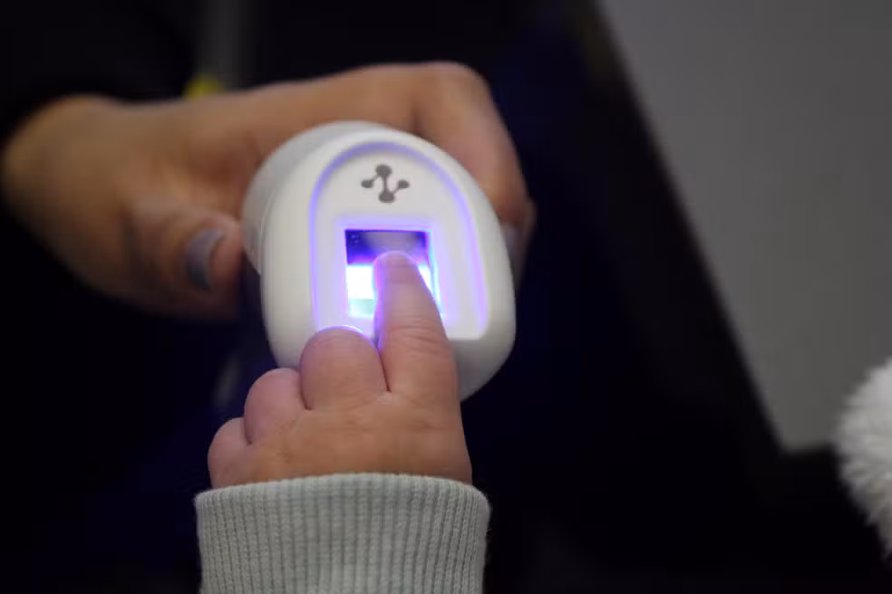 Biometria sendo realizada em crinaça