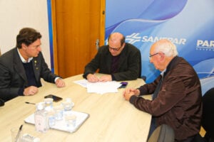 Prefeito de Castro e representantes da Sanepar