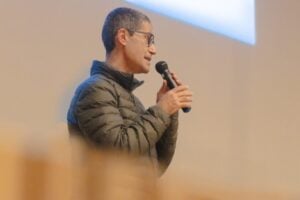 Vice-reitor, da UEPG Ivo Mottin Demiate falando no microfone