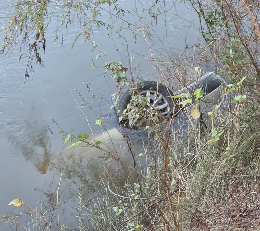 CARRO SUBMERSO RIO TIBAGI
