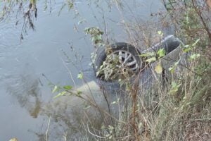 CARRO SUBMERSO RIO TIBAGI