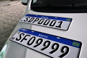 Duas Placas Mercosul colocadas sobre o capô de um veículo
