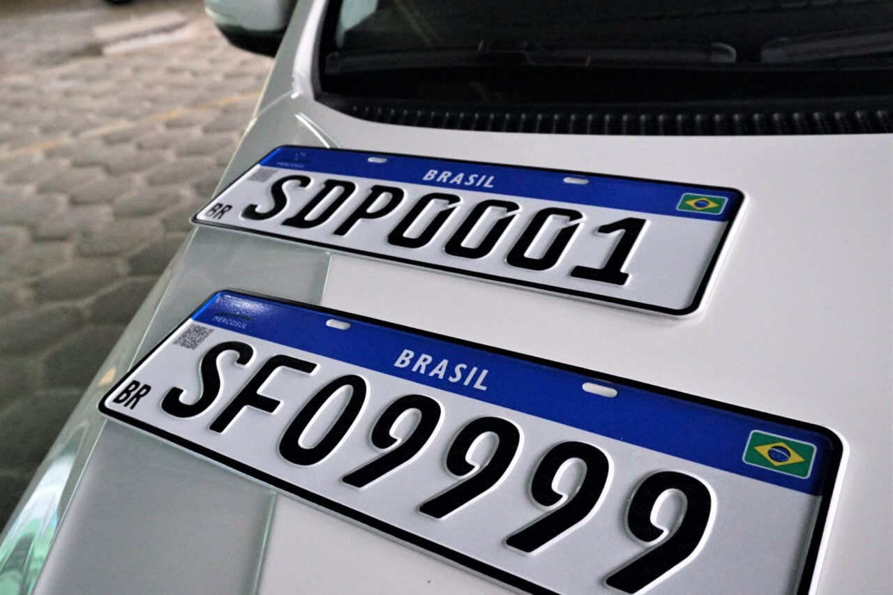Duas Placas Mercosul colocadas sobre o capô de um veículo