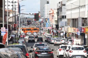 Foto da Vicente Machado com carros parado no sinaleiro