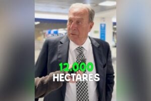 Celso Frare sendo entrevistado