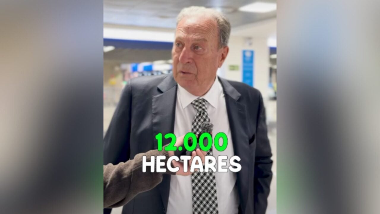 Celso Frare sendo entrevistado
