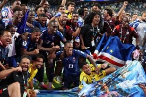 Equipe do time de Cabo Verde posa para foto após final de jogo contra a Arábia Saudita na Copa do Mundo