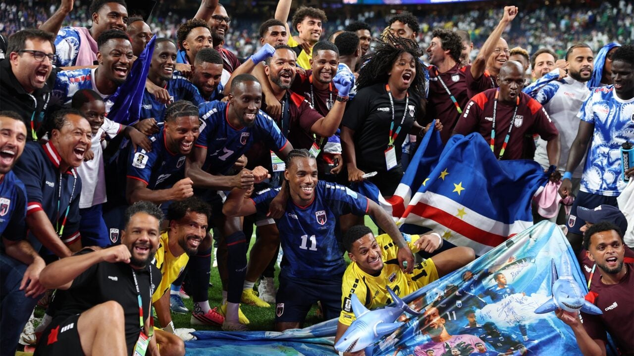 Equipe do time de Cabo Verde posa para foto após final de jogo contra a Arábia Saudita na Copa do Mundo