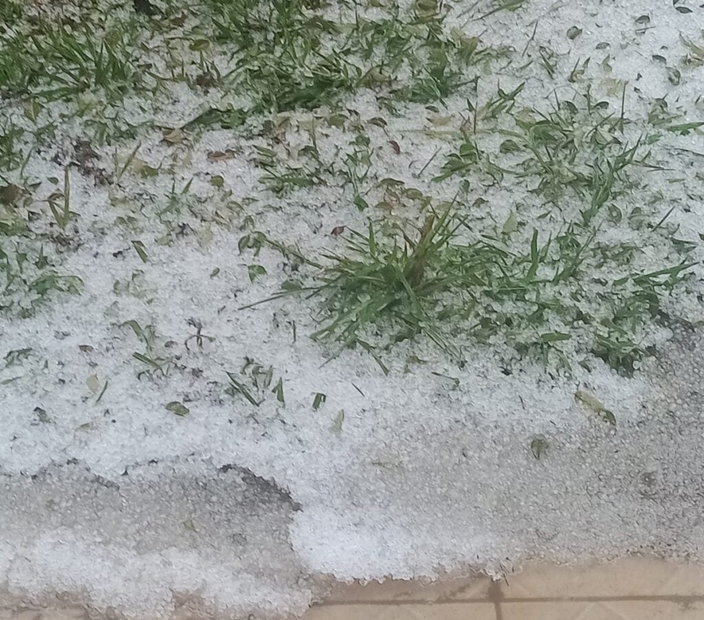 Granizo em gramado de residência na região do Bairro Boa Vista, em Ponta Grossa