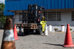 Motorista dirigindo uma empilhadeira
