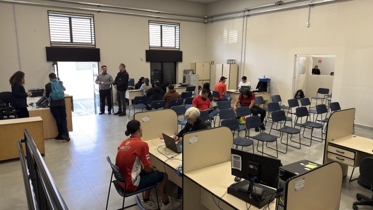 Interior da nova sede da Agência do Trabalhador de Ponta Grossa