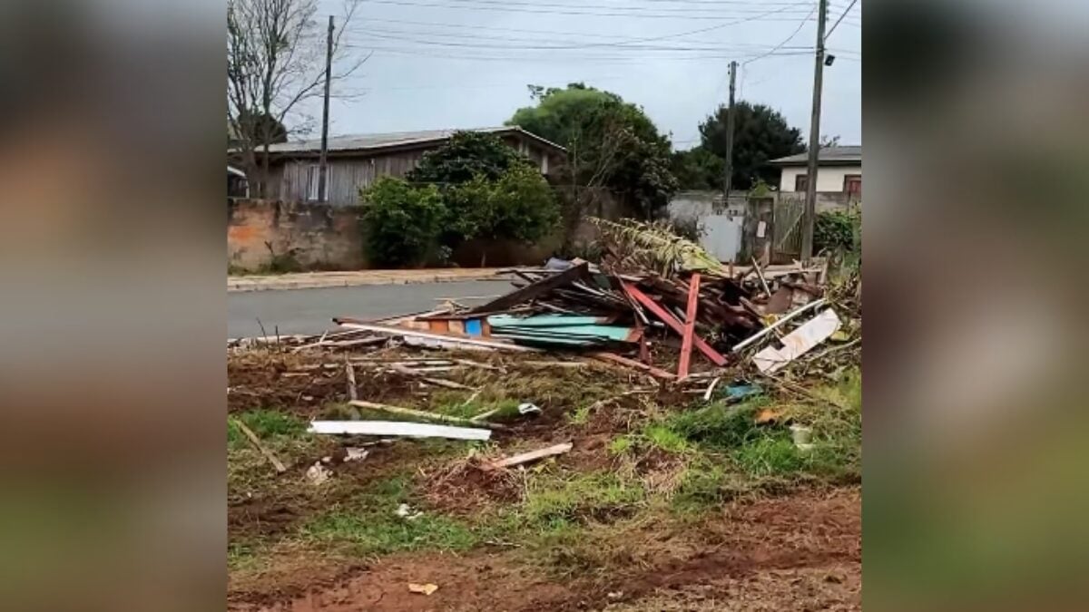 Terreno com descarte irregular de resíduos no san martin