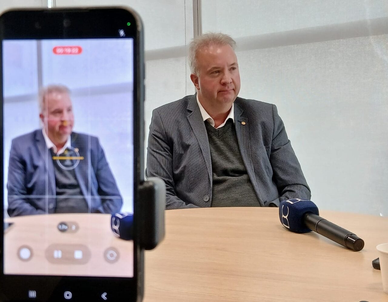 Presidente do Sicredi, Marcio Zwierewicz, em entrevista para o Diário dos Campos, na Sede Regional da Cooperativa em Ponta Grossa. Descrição da imagem: Câmera, em primeiro plano, filmando Marcio Zwierewicz concedendo entrevista, com um microfone do DC em cima da mesa.