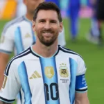 Lionel Messi sorrindo com a camisa da Seleção Argentina