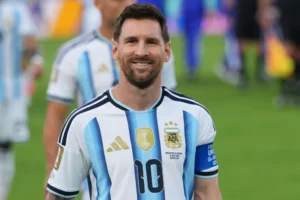 Lionel Messi sorrindo com a camisa da Seleção Argentina