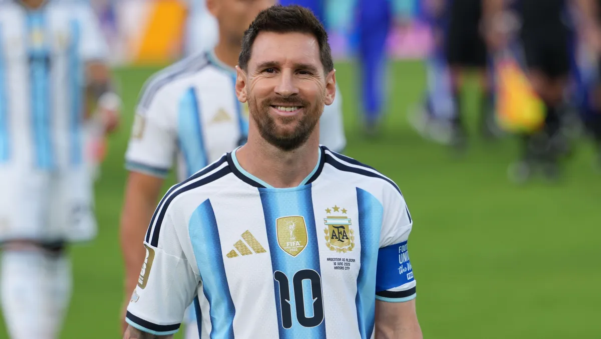 Lionel Messi sorrindo com a camisa da Seleção Argentina