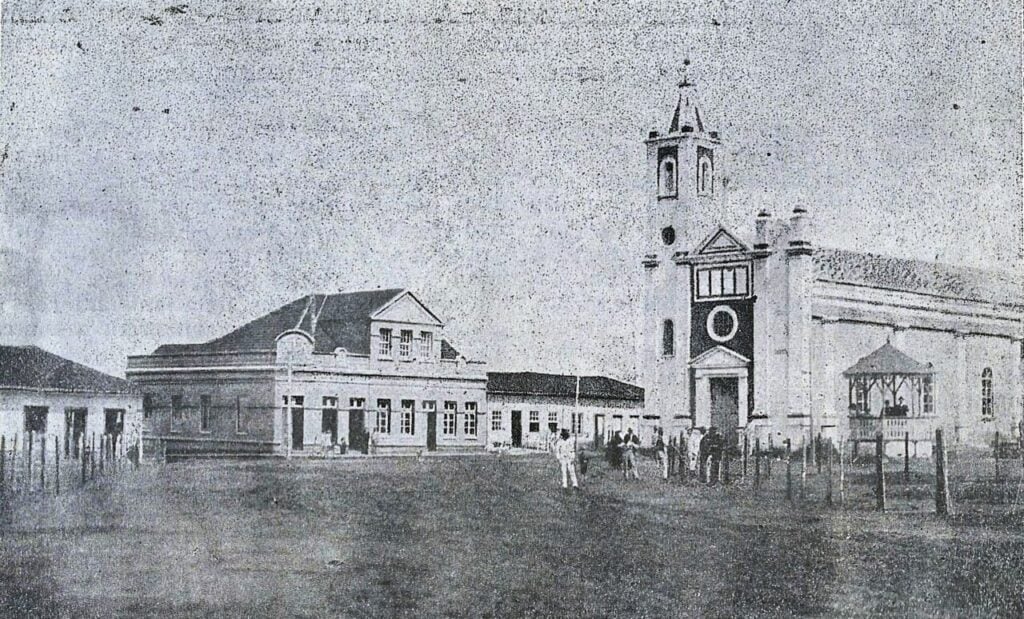 Primeira igreja matriz e casa comercial de Miguel Queiroz, 1919. Album do Paraná de 1920.