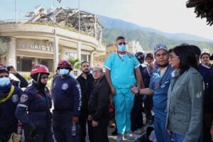 Presidente da Venezuela, Delcy Rodríguez, fisita uma das áreas afetadas pelo terremoto de quarta-feira