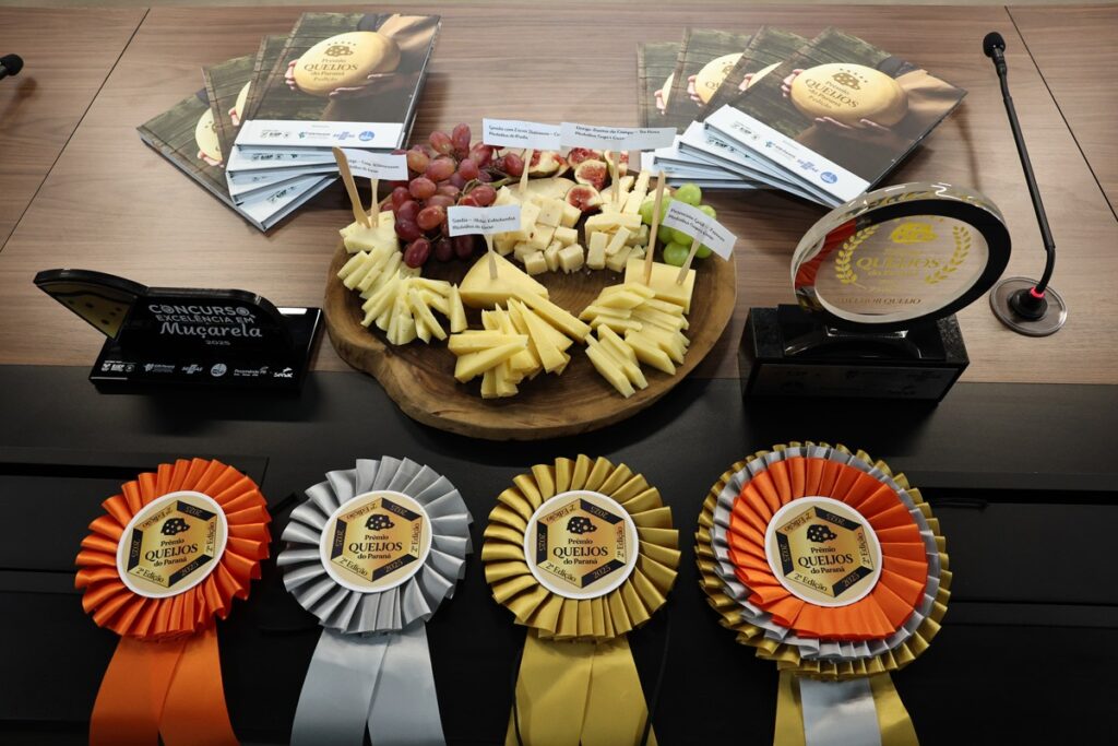Prato de queijos com medalhas sob uma mesa