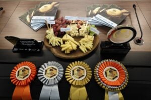 Prato de queijos com medalhas sob uma mesa