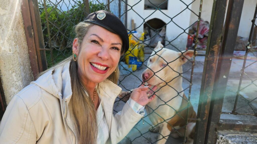 A protetora de animais Julia Alessandra Santos Neto, e o pitbull Thor