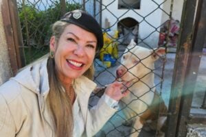 A protetora de animais Julia Alessandra Santos Neto, e o pitbull Thor